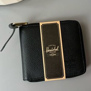 Black Herschel Wallet in Leather and hold hardware with zipper